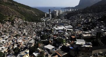 A maior favela dMaior favela do Brasil, segundo o Censo, é a Rocinha, no Rio de Janeiroo Brasil, segundo o Censo, é a Rocinha, no RJ