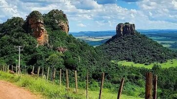 O Morro do Cuscuzeiro, com sua formação rochosa peculiar, é o destino perfeito para quem gosta de trilhas e escaladas desafiadoras. 