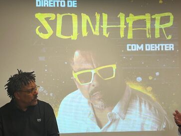 Dexter durante o lançamento do podcast Direito de Sonhar, em São Paulo