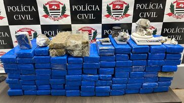 Polícia apreendeu 89 tijolos e 12 porções de maconha, além de três balanças de precisão e utensílios para preparação e venda de drogas