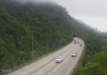 Trecho de serra da Rodovia dos Imigrantes tem trânsito intenso