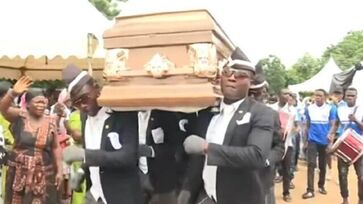 Alguns funerais em Gana são celebrados com dançarinos que se viraram meme