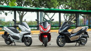 'Honda PCX 2025' vem nas cores azul escuro, vermelho e branco