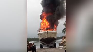 Lancha pegou fogo nesta quinta, em Bertioga