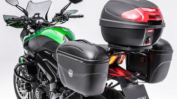 'Bajaj Dominar 400' equipada com topcase e malas laterais GIVI