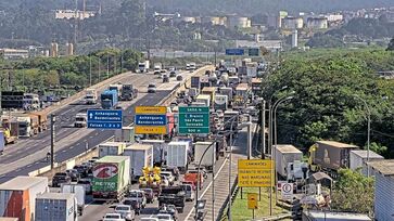 Trânsito acumula mais de uma hora para entrar em São Paulo