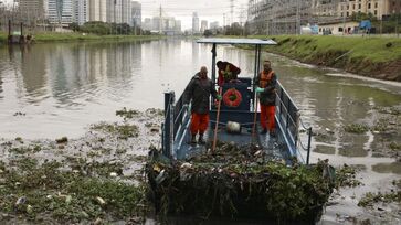 Retirada de lixo do Rio Pinheiros é feita diariamente