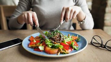 Uma alimentação equilibrada e variada, rica em frutas, vegetais, peixes, sementes e alimentos fermentados, é essencial para garantir a boa saúde do sistema imunológico. 