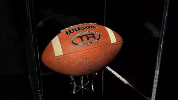 Bola de Futebol Americano - Official Size NFL - Wilson TR - Autografada por Tom Brady: R$ 3.846,15