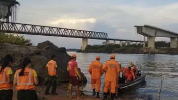 Equipes do Corpo de Bombeiros retomaram na manhã desta terça-feira (24/12) as buscas pelos 13 desaparecidos