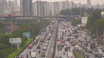 Trânsito caótico nas rodovias que entram em São Paulo