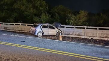 Carro bateu aproximadamente no quilômetro 8,970 e capotou no sentido norte da pista