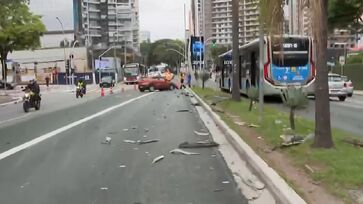 Peças dos veículos ficaram espalhadas pela avenida