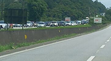 Manhã de sábado com congestionamento na descida ao litoral de SP