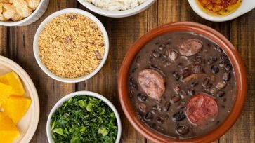 Para participar e aproveitar a feijoada, é necessário adquirir os ingressos no valor de R$ 80