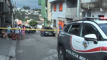 Vítimas estavam sentadas na calçada quando foram atacadas