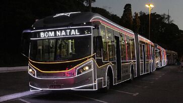 Ônibus iluminados circulam em suas linhas regulares em dias úteis