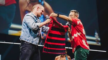 Matt Smith ganhou de um fã uma camisa oficial do Flamengo com seu nome