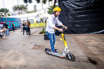 Nunes experimenta patinete da Whoosh durante lançamento do serviço em São Paulo