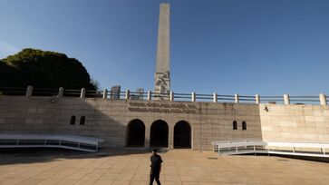 O monumento está localizado na Praça Ibrahim Nobre, próximo ao Portão 3 do Parque do Ibirapuera.