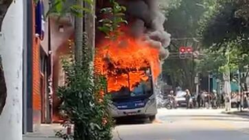 Ônibus pegou fogo após uma pane elétrica na manhã desta sexta-feira (6/12)