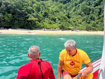 Bombeiros conseguiram resgatar dupla em praia de difícil acesso de São Sebastião