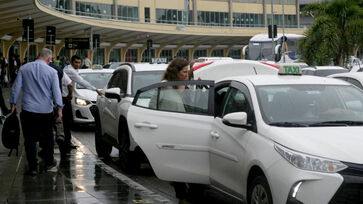 Carros de aplicativo são uma das opções de transporte disponíveis para os passageiros