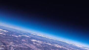 Chamada de núcleo da Terra, uma bola de metal sólido localizada no interior da Terra gira independentemente da rotação do nosso planeta.