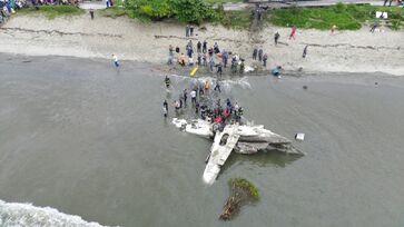 Avião caiu na praia do Cruzeiro, em Ubatuba