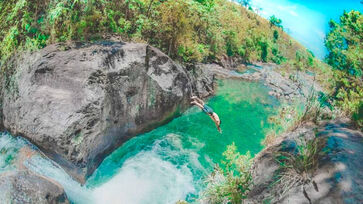 Descubra a Cachoeira Poço Azul, que fica a 200km da Capital 