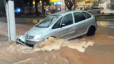 Carro levado pro enchente na avenida Sumaré, em São Paulo