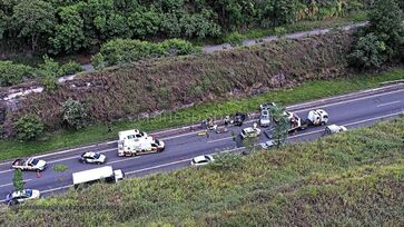 Cinco carros estão envolvidos no engavetamento que deixou a rodovia bloqueada