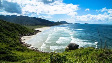 a Ilha do Cardoso está a cerca de 250 km de São Paulo e Curitiba, acessível pela BR-116 até Cananéia.