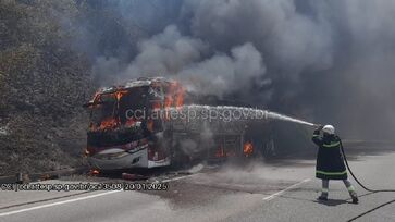 Devido ao incêndio, a rodovia foi totalmente interditada