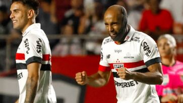 Lucas Moura marca duas vezes e São Paulo vence de novo o rival Corinthians