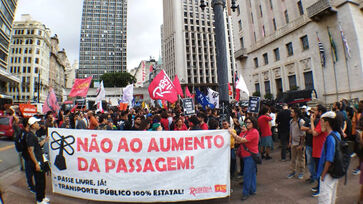 Manifestantes carregavam faixas pedindo passe livre, suspensão do aumento e caricaturas do prefeito da capital, Ricardo Nunes (MDB), e do governador do estado, Tarcísio de Freitas (Republicanos)