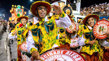 Ingressos para assistir aos desfiles no Sambódromo do Anhembi já estão à venda