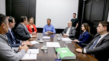 Engenheiro Daniel (centro) durante reunião para a retomada das obras da UBS Parque Laguna, em Taboão da Serra