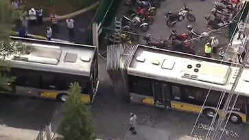 Ônibus parte ao meio em avenida de São Paulo