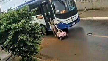 Imagem impressionante capta momento em que mãe e criança passam pela rua e são atingidas pelo ônibus 