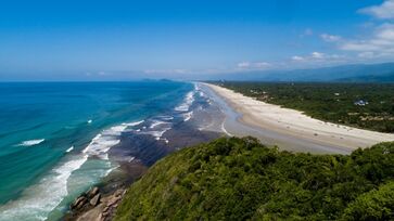 A Praia de Guaratuba é ideal para descansar, caminhar, pedalar e apreciar o pôr do sol.