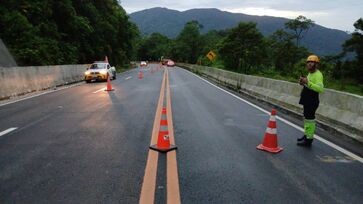 Equipes de limpeza fizeram a retirada de terra e árvores que apresentavam risco de queda