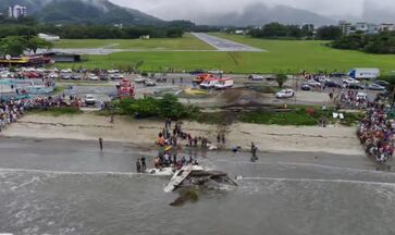 Avião ultrapassou pista de aeroporto e caiu sobre a orla de Ubatuba