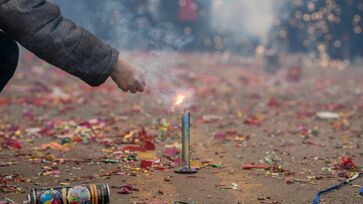 O uso de fogos de artifício em condomínios pode resultar em sérias consequências legais. 