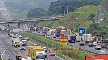 Trânsito congestionado no acesso a São Paulo nas principais rodovias