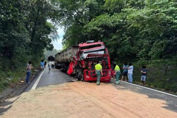 Acidente entre caminhões derrama carga de soja na pista