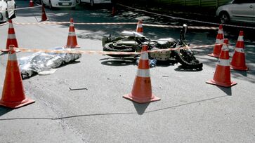 Testemunhas relataram que a moto, com duas pessoas, bateu no ônibus 