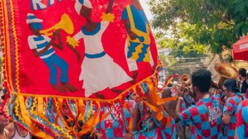 Um desses blocos é o Skaravana, em que o desfile é uma grande celebração aos gêneros musicais da Jamaica