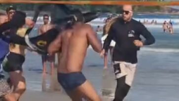 Momento em que homem leva uma cadeirada durante a briga