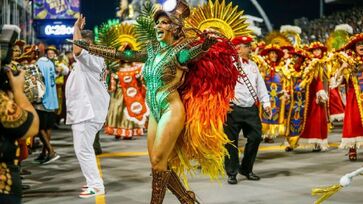 Momentos do desfile da Mocidade Alegre, em 2024, em que se sagrou campeã